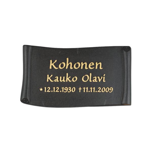Tummapatina käärölaatta hautakiveen.