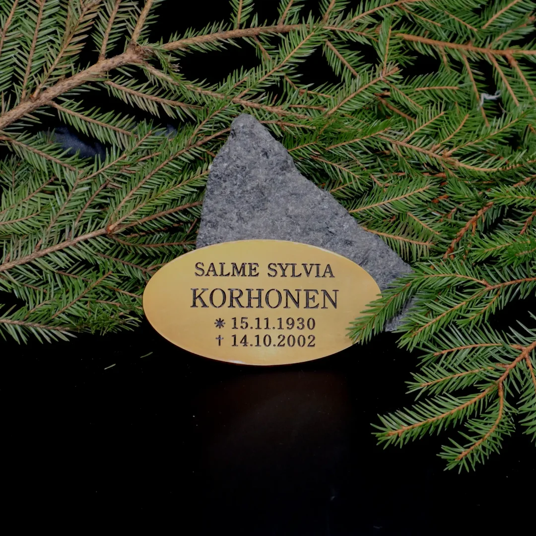 Ovaalimuistolaatta hautakiveen | Kivilevander Ovaalin mallinen muistolaatta hautakiveen.