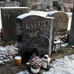 Asiakkaan hautakivi Lassila.
