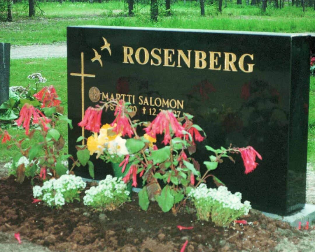 Hautakivi Rosenberg on suorakumion muotoinen hautakivi, joka on väritykseltään musta. Hautakiven vasemmassa reunassa on risti ja sen yläpuolella lintu.