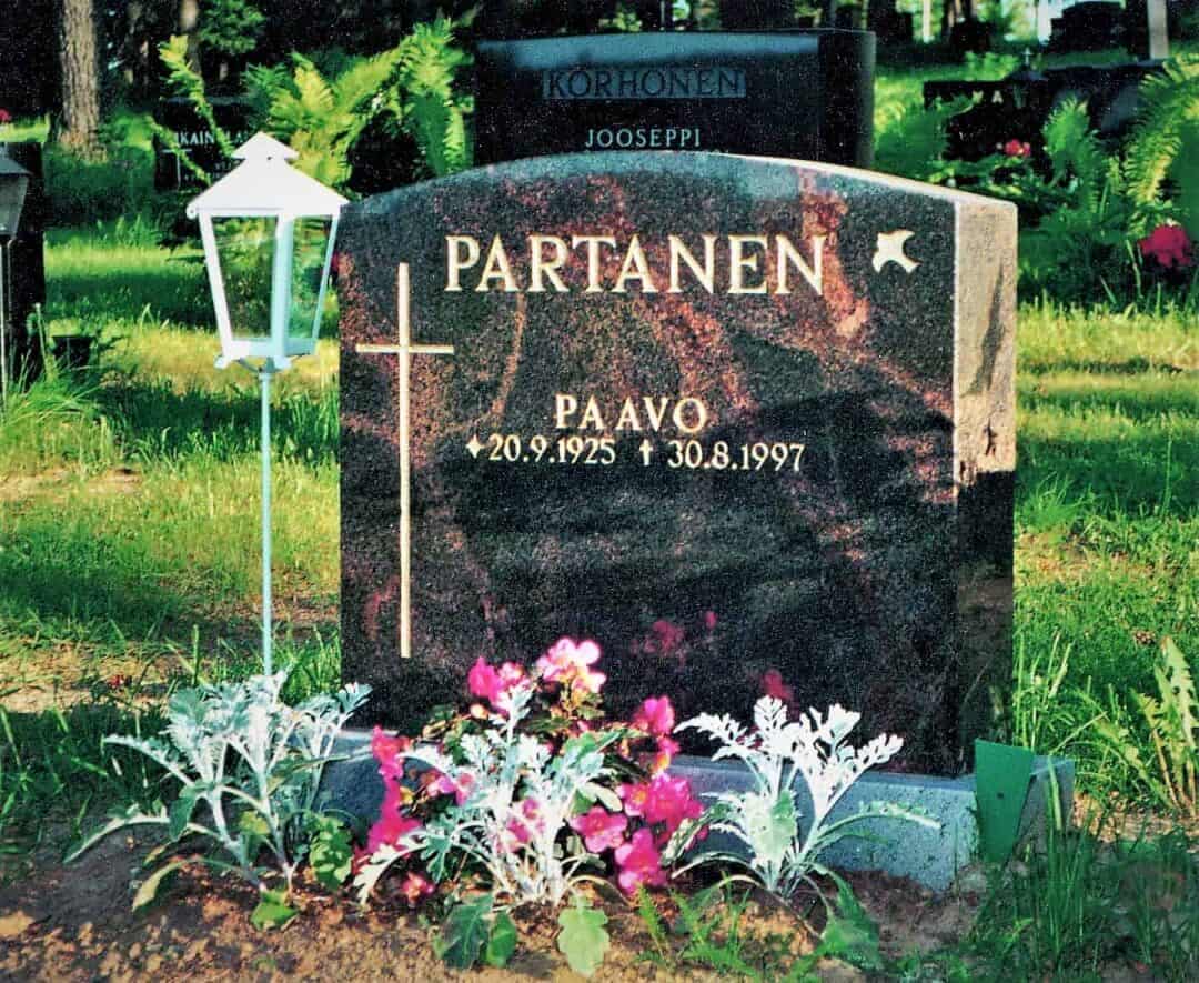 hautakivi-11-mantsalan-punainen | Kivilevander Hautakivi Partanen on musta ja siinä on punaisia alueita. Hautakiven Vasemmassa reunassa on risti ja oikeasa reunassa on lintu.