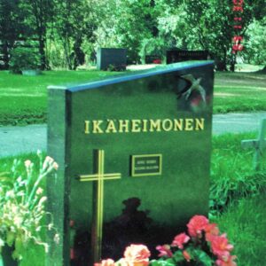 Hautakivi Aalto on musta hautakivi, jonka yläosa on vinon mallinen. Kiven vasemmassa alaosassa on risti ja oikealla ylhäällä lintu. Ylhäällä keskellä on teksti.