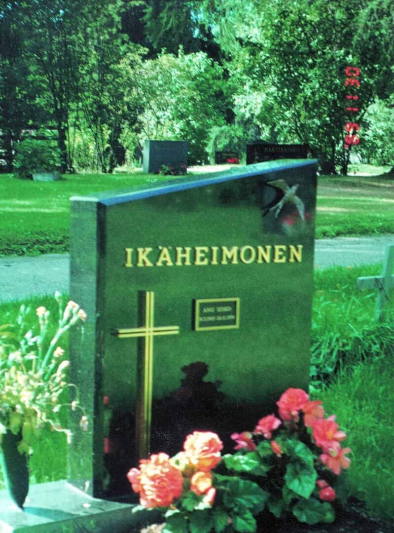 Hautakivi Aalto on musta hautakivi, jonka yläosa on vinon mallinen. Kiven vasemmassa alaosassa on risti ja oikealla ylhäällä lintu. Ylhäällä keskellä on teksti.
