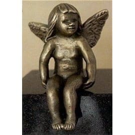 Hautakivikoriste (pronssikoristeet) pronssi istuva enkeli tyttö on hautakiveen tuleva koriste. Enkeli on pronssinen ja istuu kädet jalkojen alla hautakiven päällä, niin että jalat tulevat hautakiven reunan yli.