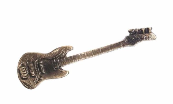 Koriste haudalle pronssinen kitara on pronssinen kitara, jossa on seassa värinä hieman mustaa.