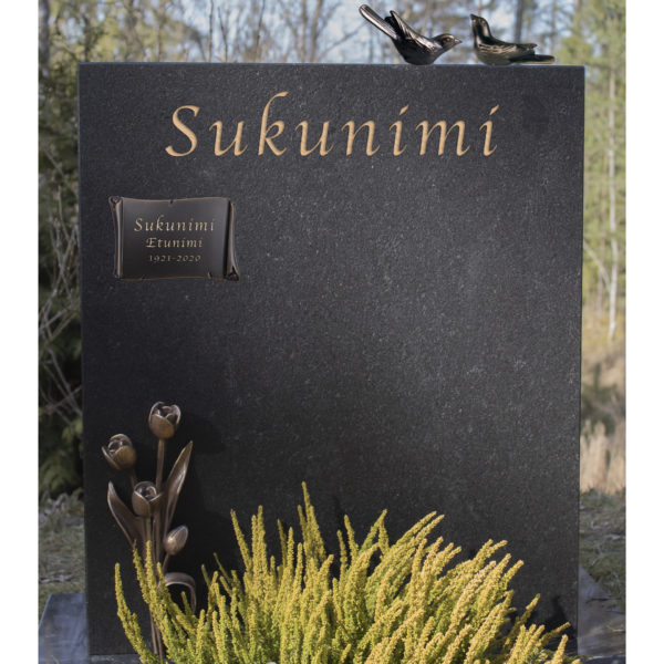 Hautakivi Tulppaanit on musta hautakivi, jonka yläosaan tulee teksti pronssisella värillä. Muistolaatta tulee hautakiveen vasempaan nurkkaan yläosaan.