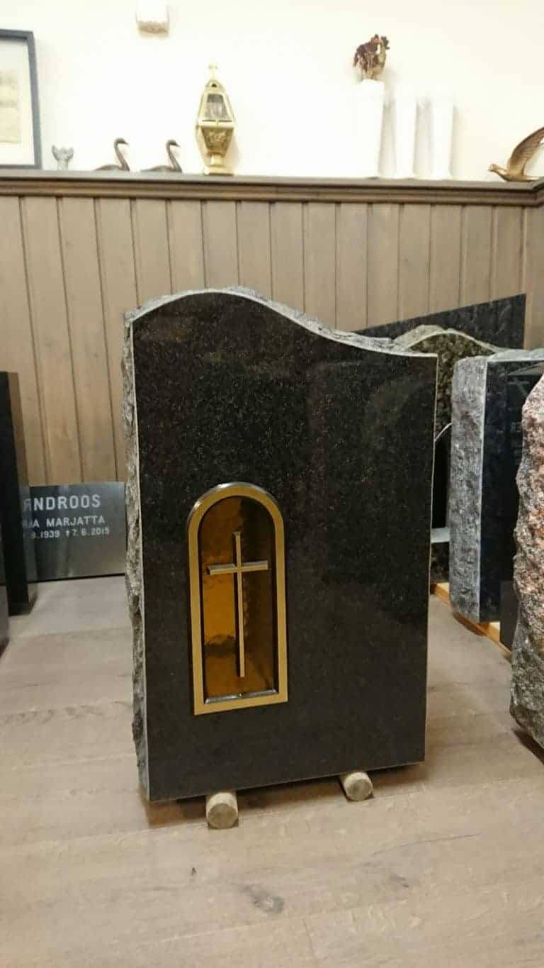 Tarjouskivi 6: K70, L45cm. Varpaisjärven musta. Etupinta kiillotettu, sivut lohkottu ja takapinta sahattu. Pronssinen holvikehys ristillä. | Kivilevander Hautakivi verkosta, hautakivi tarjoukset ja muistomerkit suoraan tehtaanmyymälästä.