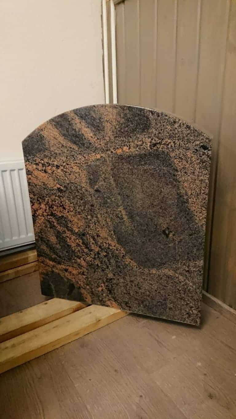 Tarjouskivi 9: K70, L60cm. Mäntsälän punainen. Etupinta ja sivut kiillotettu, takapinta sahattu. | Kivilevander Hautakivet edullisesti, suoraan valmistajalta. Kivi Levander toimii pk-seudulla.